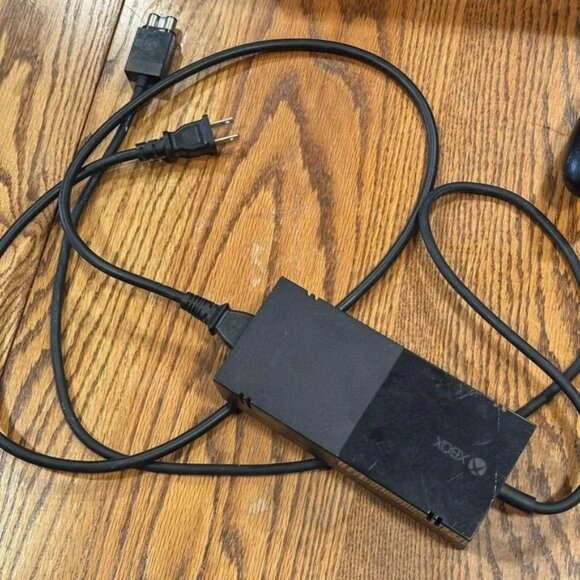 Xbox One Console Model 1540 Bundle - Picture 3 of 8